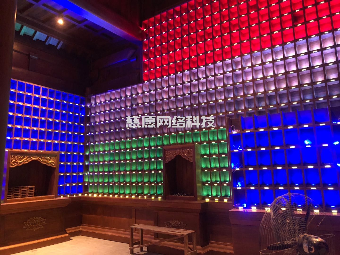 慈愿智能萬佛墻和光明燈為什么要設計成32種可變顏色燈板，3種顏色的公示姓名牌？